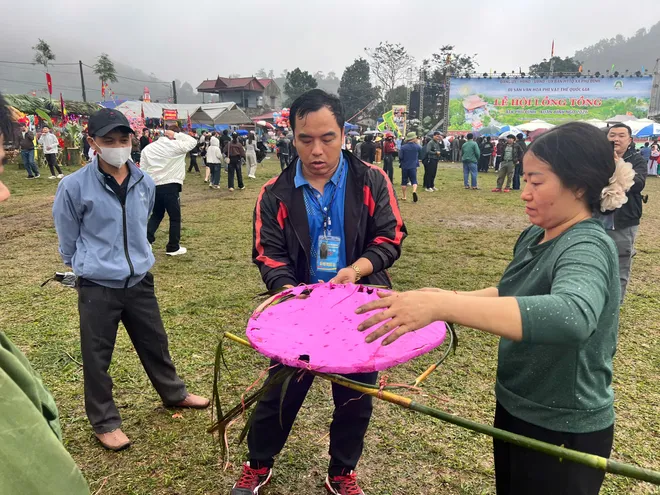 Về Thủ đ&ocirc; Gi&oacute; ng&agrave;n, n&aacute;o nức trẩy hội Lồng Tồng x&atilde; Ph&uacute; Đ&igrave;nh - Ảnh 4.