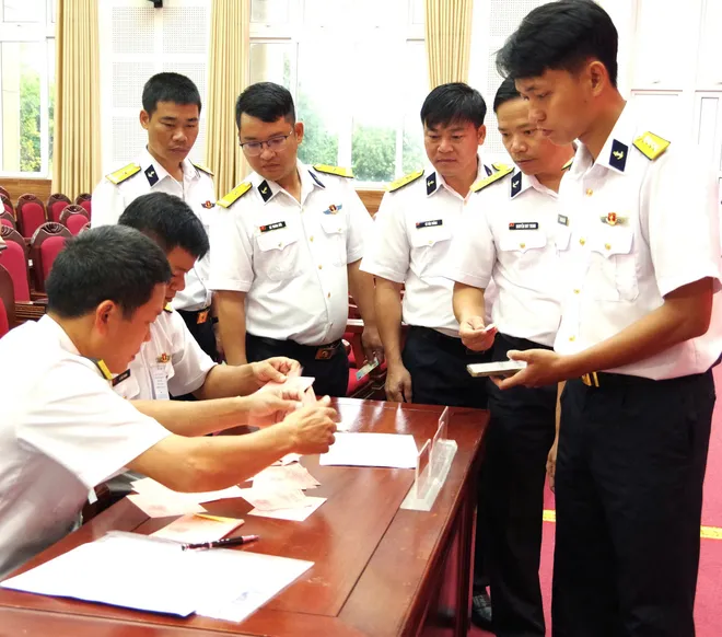 V&ugrave;ng 2 Hải qu&acirc;n: Tổ chức bầu cử sớm v&agrave; tiễn đo&agrave;n thực hiện nhiệm vụ tr&ecirc;n biển - Ảnh 2.