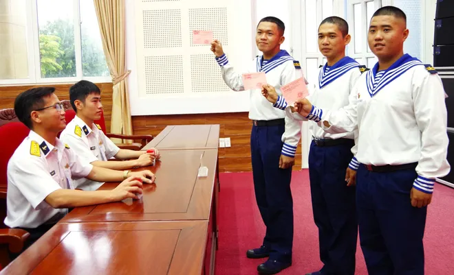 V&ugrave;ng 2 Hải qu&acirc;n: Tổ chức bầu cử sớm v&agrave; tiễn đo&agrave;n thực hiện nhiệm vụ tr&ecirc;n biển - Ảnh 4.