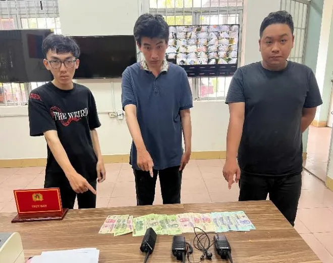 Giả danh Công an cưỡng đoạt tiền, 3 đối tượng bị bắt trong đêm- Ảnh 5. Giả danh Công an cưỡng đoạt tiền, 3 đối tượng bị bắt trong đêm- Ảnh 5.