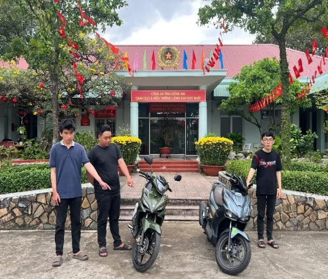 Giả danh Công an cưỡng đoạt tiền, 3 đối tượng bị bắt trong đêm- Ảnh 4. Giả danh Công an cưỡng đoạt tiền, 3 đối tượng bị bắt trong đêm- Ảnh 4.