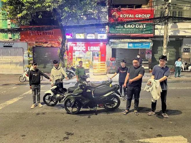 Giả danh Công an cưỡng đoạt tiền, 3 đối tượng bị bắt trong đêm- Ảnh 3. Giả danh Công an cưỡng đoạt tiền, 3 đối tượng bị bắt trong đêm- Ảnh 3.