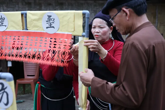Độc đ&aacute;o nghi lễ xuống đồng của đồng b&agrave;o Cao Lan tại H&agrave; Nội - Ảnh 5.