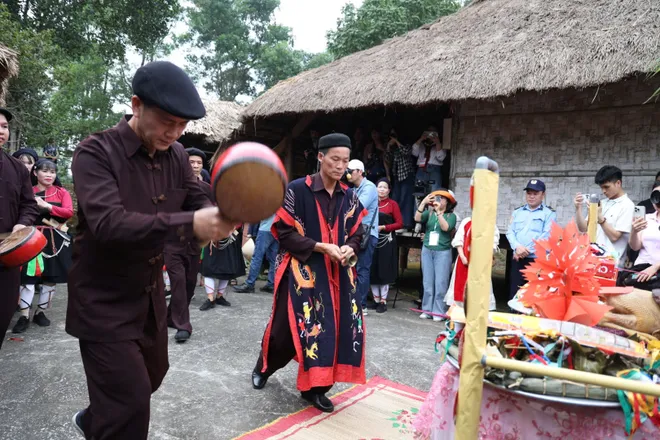 Độc đ&aacute;o nghi lễ xuống đồng của đồng b&agrave;o Cao Lan tại H&agrave; Nội - Ảnh 11.