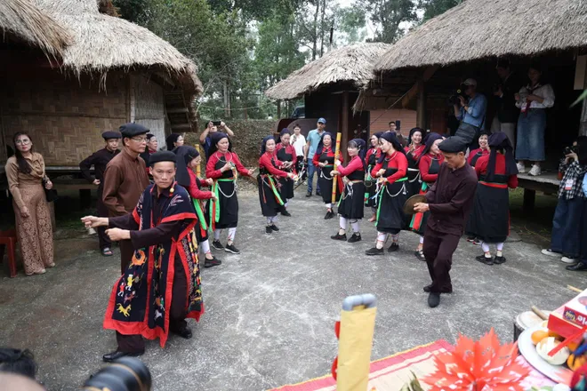 Độc đ&aacute;o nghi lễ xuống đồng của đồng b&agrave;o Cao Lan tại H&agrave; Nội - Ảnh 12.