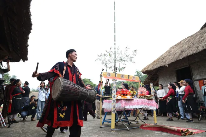 Độc đ&aacute;o nghi lễ xuống đồng của đồng b&agrave;o Cao Lan tại H&agrave; Nội - Ảnh 9.