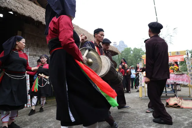 Độc đ&aacute;o nghi lễ xuống đồng của đồng b&agrave;o Cao Lan tại H&agrave; Nội - Ảnh 10.