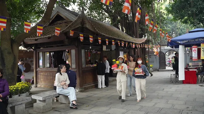 Giới trẻ đi ch&ugrave;a H&agrave; cầu duy&ecirc;n đầu năm: Khi t&igrave;nh y&ecirc;u trở th&agrave;nh một lời nguyện ước - Ảnh 5.