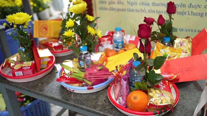 Giới trẻ đi ch&ugrave;a H&agrave; cầu duy&ecirc;n đầu năm: Khi t&igrave;nh y&ecirc;u trở th&agrave;nh một lời nguyện ước - Ảnh 9.