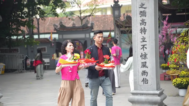 Giới trẻ đi ch&ugrave;a H&agrave; cầu duy&ecirc;n đầu năm: Khi t&igrave;nh y&ecirc;u trở th&agrave;nh một lời nguyện ước - Ảnh 1.