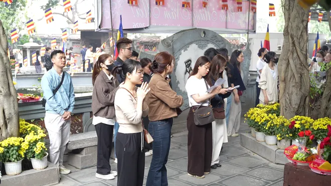 Giới trẻ đi ch&ugrave;a H&agrave; cầu duy&ecirc;n đầu năm: Khi t&igrave;nh y&ecirc;u trở th&agrave;nh một lời nguyện ước - Ảnh 13.