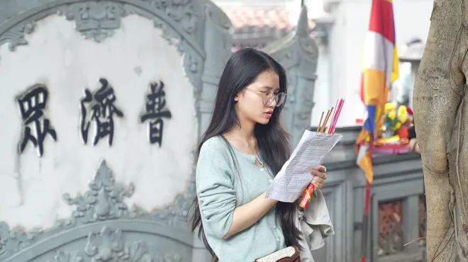 Giới trẻ đi ch&ugrave;a H&agrave; cầu duy&ecirc;n đầu năm: Khi t&igrave;nh y&ecirc;u trở th&agrave;nh một lời nguyện ước - Ảnh 14.