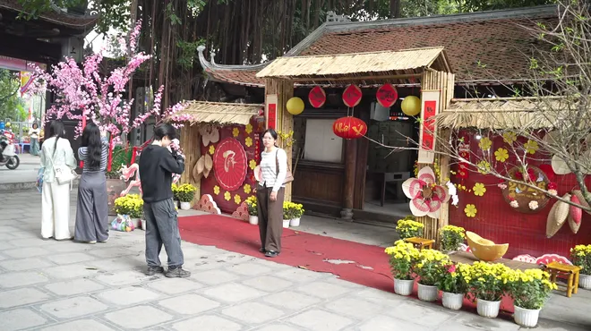 Giới trẻ đi ch&ugrave;a H&agrave; cầu duy&ecirc;n đầu năm: Khi t&igrave;nh y&ecirc;u trở th&agrave;nh một lời nguyện ước - Ảnh 12.