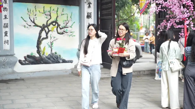 Giới trẻ đi ch&ugrave;a H&agrave; cầu duy&ecirc;n đầu năm: Khi t&igrave;nh y&ecirc;u trở th&agrave;nh một lời nguyện ước - Ảnh 4.