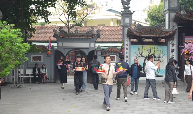 Giới trẻ đi ch&ugrave;a H&agrave; cầu duy&ecirc;n đầu năm: Khi t&igrave;nh y&ecirc;u trở th&agrave;nh một lời nguyện ước - Ảnh 2.