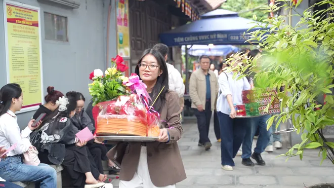 Giới trẻ đi ch&ugrave;a H&agrave; cầu duy&ecirc;n đầu năm: Khi t&igrave;nh y&ecirc;u trở th&agrave;nh một lời nguyện ước - Ảnh 3.