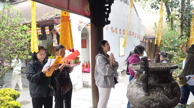 Giới trẻ đi ch&ugrave;a H&agrave; cầu duy&ecirc;n đầu năm: Khi t&igrave;nh y&ecirc;u trở th&agrave;nh một lời nguyện ước - Ảnh 17.