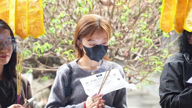 Giới trẻ đi ch&ugrave;a H&agrave; cầu duy&ecirc;n đầu năm: Khi t&igrave;nh y&ecirc;u trở th&agrave;nh một lời nguyện ước - Ảnh 15.