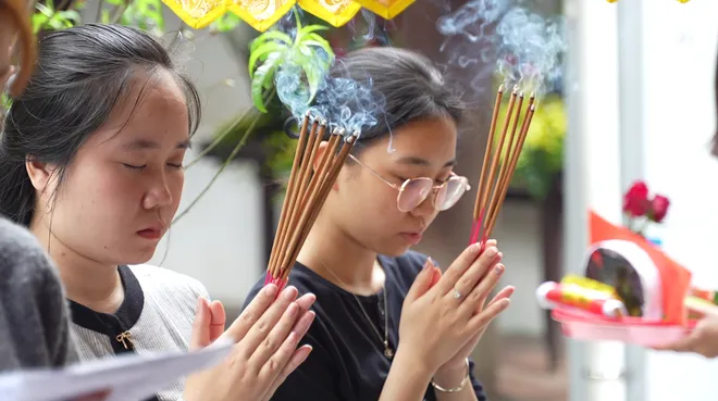 Giới trẻ đi ch&ugrave;a H&agrave; cầu duy&ecirc;n đầu năm: Khi t&igrave;nh y&ecirc;u trở th&agrave;nh một lời nguyện ước - Ảnh 16.