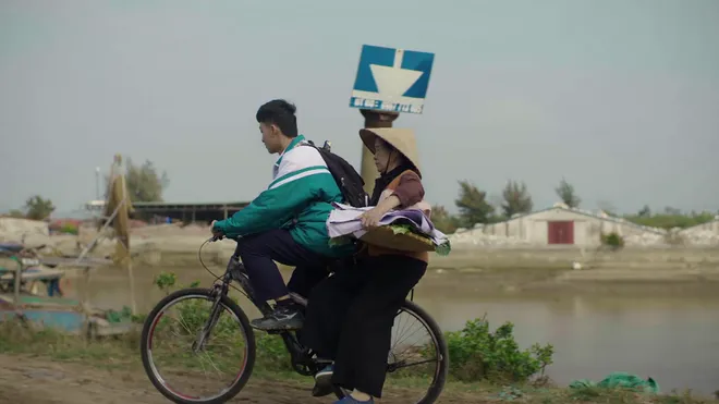 Bước chân vào đời - Tập 4: Minh gây họa lớn, Quân ra tay giúp đỡ chị em Thương?- Ảnh 5. Bước chân vào đời - Tập 4: Minh gây họa lớn, Quân ra tay giúp đỡ chị em Thương?- Ảnh 5.