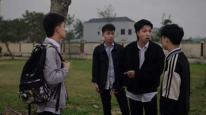 Bước chân vào đời - Tập 4: Minh gây họa lớn, Quân ra tay giúp đỡ chị em Thương?- Ảnh 10. Bước chân vào đời - Tập 4: Minh gây họa lớn, Quân ra tay giúp đỡ chị em Thương?- Ảnh 10.