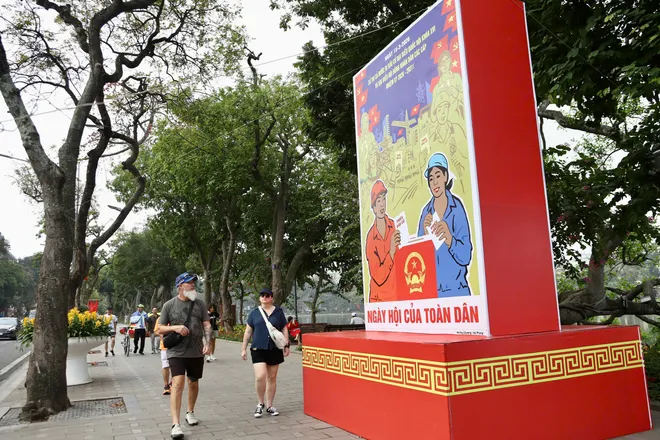 Hà Nội rực rỡ cờ hoa chào mừng bầu cử Quốc hội khóa XVI và Hội đồng nhân dân nhiệm kỳ 2026 - 2031 - Ảnh 3.