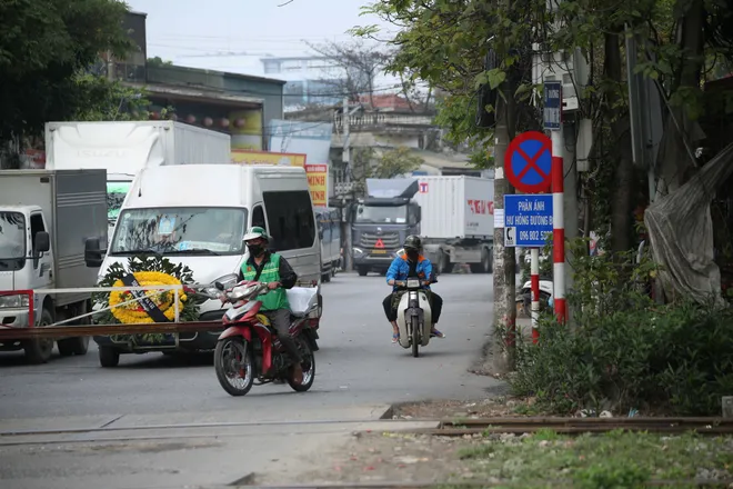 Cục CSGT ph&aacute;t lệnh tăng cường xử l&yacute; vi phạm tại đường ngang đường sắt tr&ecirc;n to&agrave;n quốc - Ảnh 2.