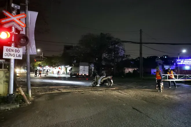 H&agrave; Nội: Trắng đ&ecirc;m ghi h&igrave;nh, "phạt nguội" người vi phạm tại c&aacute;c g&aacute;c chắn t&agrave;u hỏa - Ảnh 5.