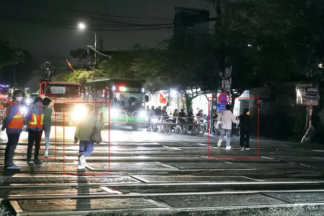 H&agrave; Nội: Trắng đ&ecirc;m ghi h&igrave;nh, "phạt nguội" người vi phạm tại c&aacute;c g&aacute;c chắn t&agrave;u hỏa - Ảnh 7.