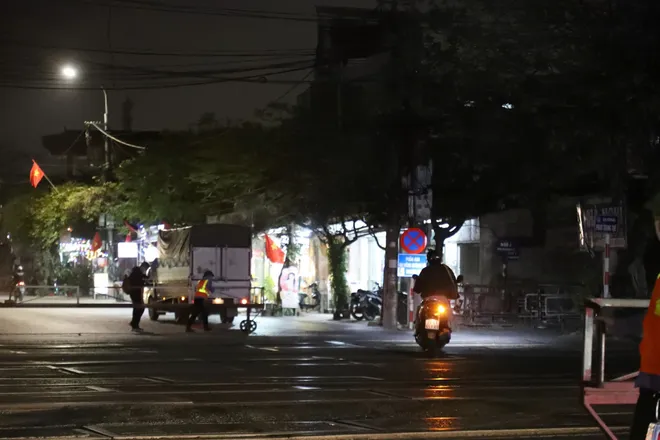 H&agrave; Nội: Trắng đ&ecirc;m ghi h&igrave;nh, "phạt nguội" người vi phạm tại c&aacute;c g&aacute;c chắn t&agrave;u hỏa - Ảnh 6.