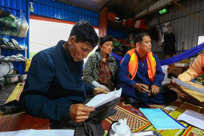 H&agrave; Nội: Cảnh s&aacute;t đường thủy đưa th&ocirc;ng tin bầu cử đến với b&agrave; con s&ocirc;ng nước - Ảnh 4.