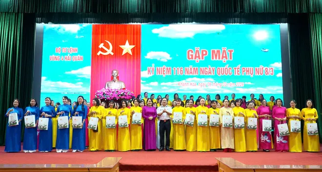 Các đơn vị Hải quân sôi nổi tổ chức hoạt động kỷ niệm Ngày Quốc tế Phụ nữ 8/3 - Ảnh 11.