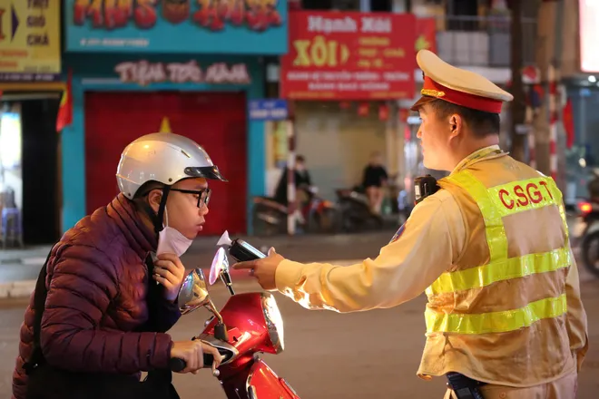 Sau tiệc li&ecirc;n hoan 8/3, nhiều 'ma men' bị phạt nặng: C&oacute; trường hợp đi xe đạp vi phạm kịch khung - Ảnh 4.