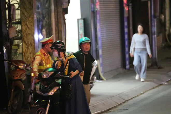 Sau tiệc li&ecirc;n hoan 8/3, nhiều 'ma men' bị phạt nặng: C&oacute; trường hợp đi xe đạp vi phạm kịch khung - Ảnh 9.