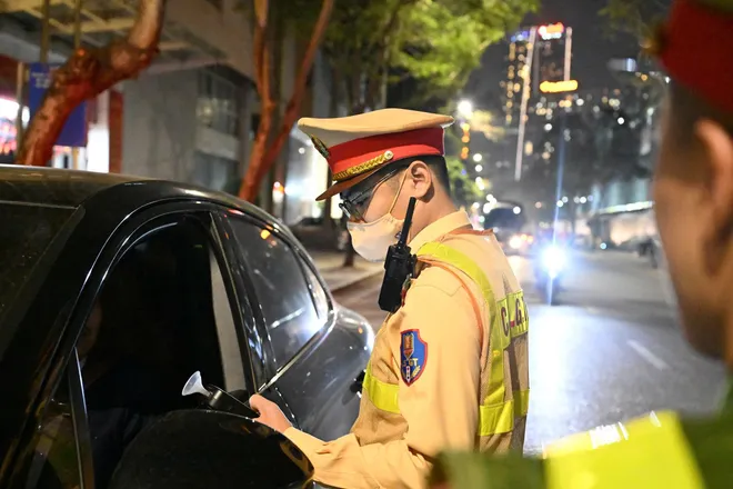 Sau tiệc li&ecirc;n hoan 8/3, nhiều 'ma men' bị phạt nặng: C&oacute; trường hợp đi xe đạp vi phạm kịch khung - Ảnh 3.