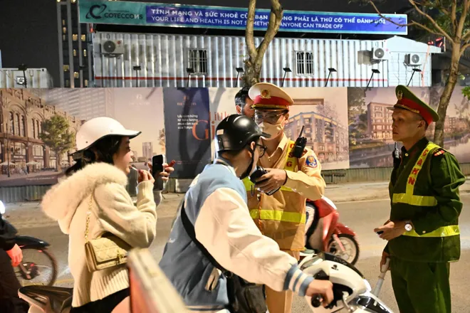 Sau tiệc li&ecirc;n hoan 8/3, nhiều 'ma men' bị phạt nặng: C&oacute; trường hợp đi xe đạp vi phạm kịch khung - Ảnh 6.