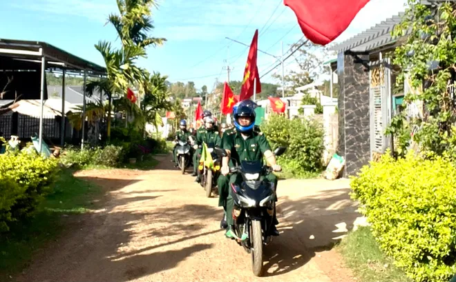 Bi&ecirc;n ph&ograve;ng L&acirc;m Đồng tuy&ecirc;n truyền bầu cử tới từng th&ocirc;n bản - Ảnh 3.