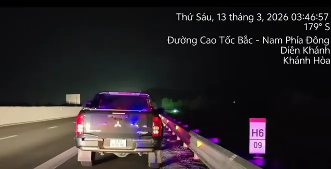 CSGT xử l&yacute; nhiều t&agrave;i xế dừng xe sai quy định tr&ecirc;n cao tốc Phan Thiết &ndash; Vĩnh Hảo - Ảnh 1.