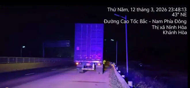 CSGT xử l&yacute; nhiều t&agrave;i xế dừng xe sai quy định tr&ecirc;n cao tốc Phan Thiết &ndash; Vĩnh Hảo - Ảnh 2.