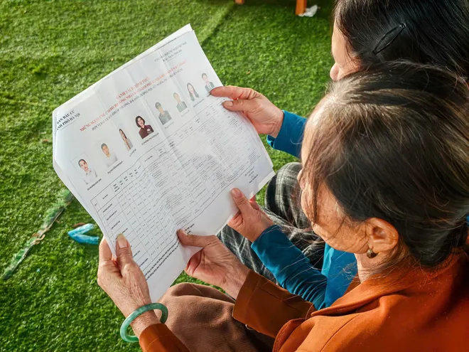 Cảnh s&aacute;t đường thủy H&agrave; Nội hỗ trợ ph&aacute;t thẻ cử tri tại x&oacute;m ch&agrave;i tr&ecirc;n s&ocirc;ng - Ảnh 5.