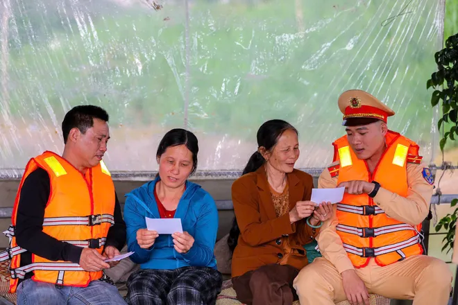 Cảnh s&aacute;t đường thủy H&agrave; Nội hỗ trợ ph&aacute;t thẻ cử tri tại x&oacute;m ch&agrave;i tr&ecirc;n s&ocirc;ng - Ảnh 7.