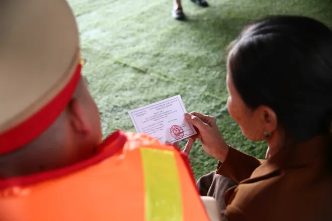 Cảnh s&aacute;t đường thủy H&agrave; Nội hỗ trợ ph&aacute;t thẻ cử tri tại x&oacute;m ch&agrave;i tr&ecirc;n s&ocirc;ng - Ảnh 4.