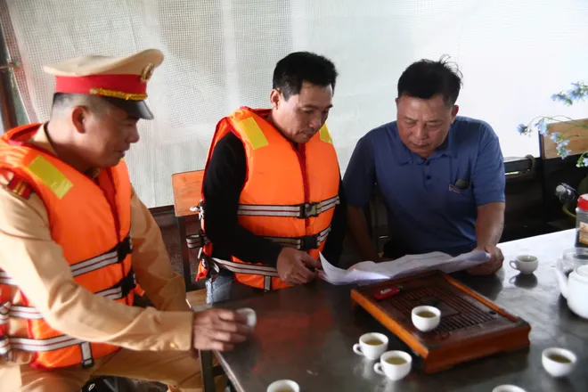 Cảnh s&aacute;t đường thủy H&agrave; Nội hỗ trợ ph&aacute;t thẻ cử tri tại x&oacute;m ch&agrave;i tr&ecirc;n s&ocirc;ng - Ảnh 6.