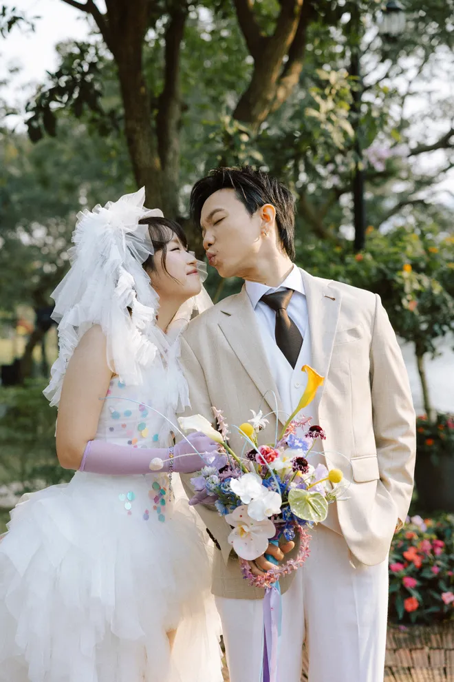 Vừa xác nhận đã kết hôn được 6 năm, Hoàng Dũng ra mắt ca khúc được hát trong đám cưới - Ảnh 2.