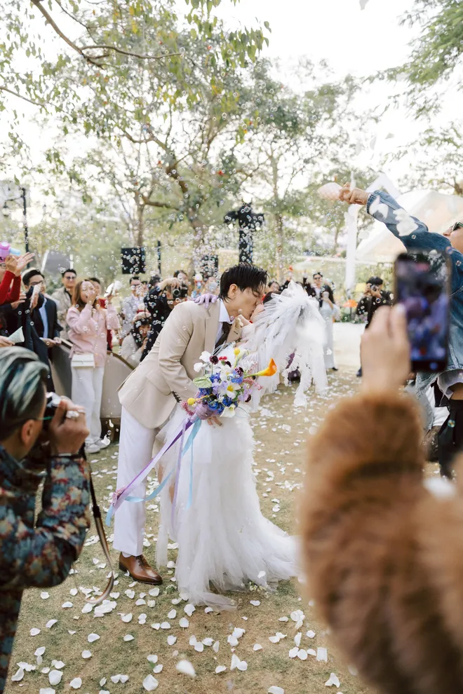 Vừa xác nhận đã kết hôn được 6 năm, Hoàng Dũng ra mắt ca khúc được hát trong đám cưới - Ảnh 1.