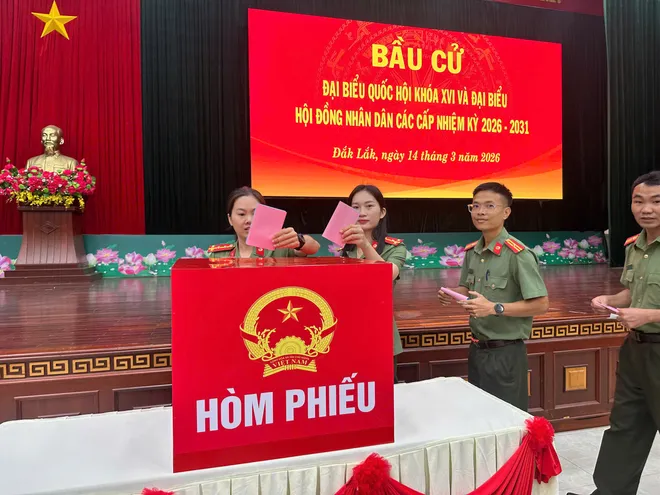 Công an Đắk Lắk bỏ phiếu sớm: Sẵn sàng tâm thế bảo vệ an ninh ngày bầu cử- Ảnh 7. Công an Đắk Lắk bỏ phiếu sớm: Sẵn sàng tâm thế bảo vệ an ninh ngày bầu cử- Ảnh 7.