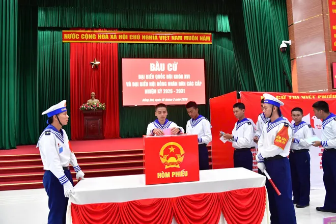 Cán bộ, chiến sĩ Hải quân nhân dân Việt Nam nô nức tham gia "Ngày hội non sông" - Ảnh 8.