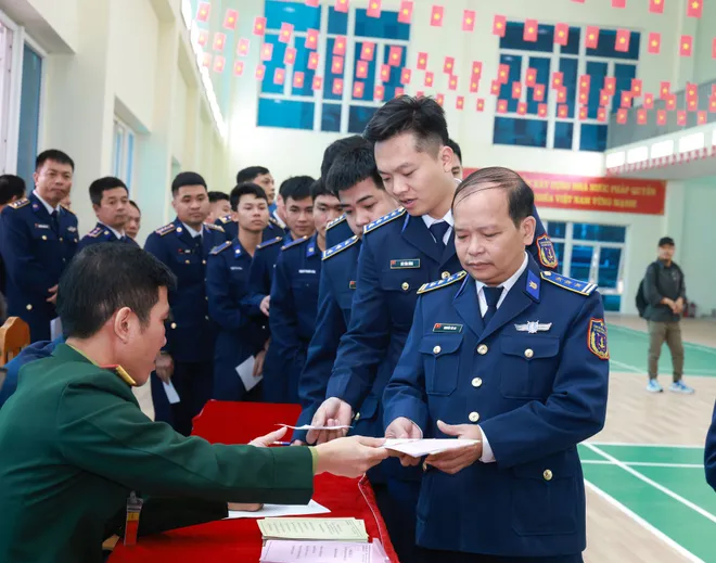 Cán bộ, chiến sĩ Bộ Tư lệnh Cảnh sát biển nô nức thực hiện quyền công dân - Ảnh 3.