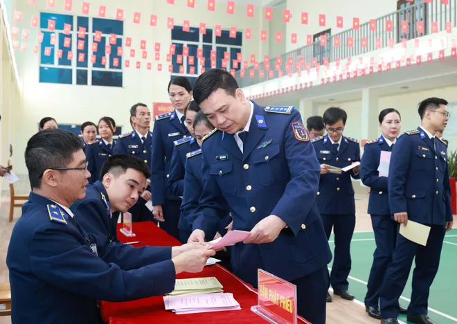 Cán bộ, chiến sĩ Bộ Tư lệnh Cảnh sát biển nô nức thực hiện quyền công dân - Ảnh 4.
