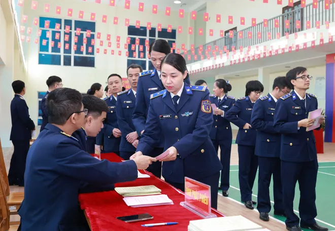 Cán bộ, chiến sĩ Bộ Tư lệnh Cảnh sát biển nô nức thực hiện quyền công dân - Ảnh 2.